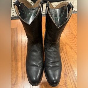 2021 Men’s Midnight Calf Earl boots. Size 9.5